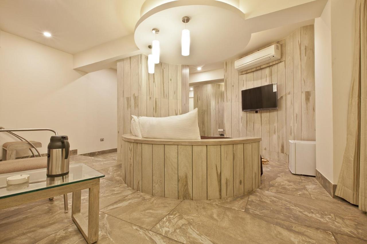 Scenaria Hotel Ahmedabad Ngoại thất bức ảnh