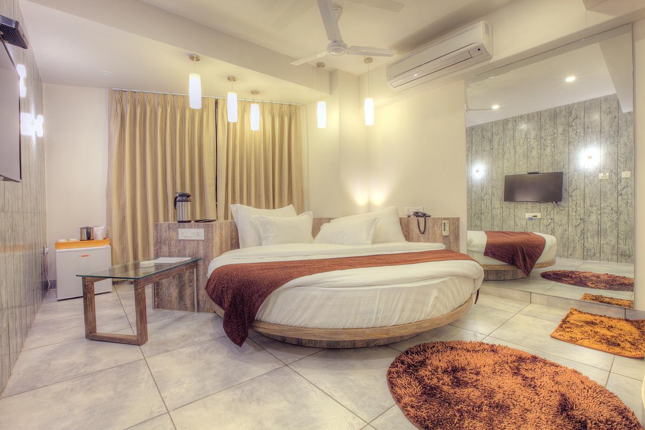 Scenaria Hotel Ahmedabad Ngoại thất bức ảnh