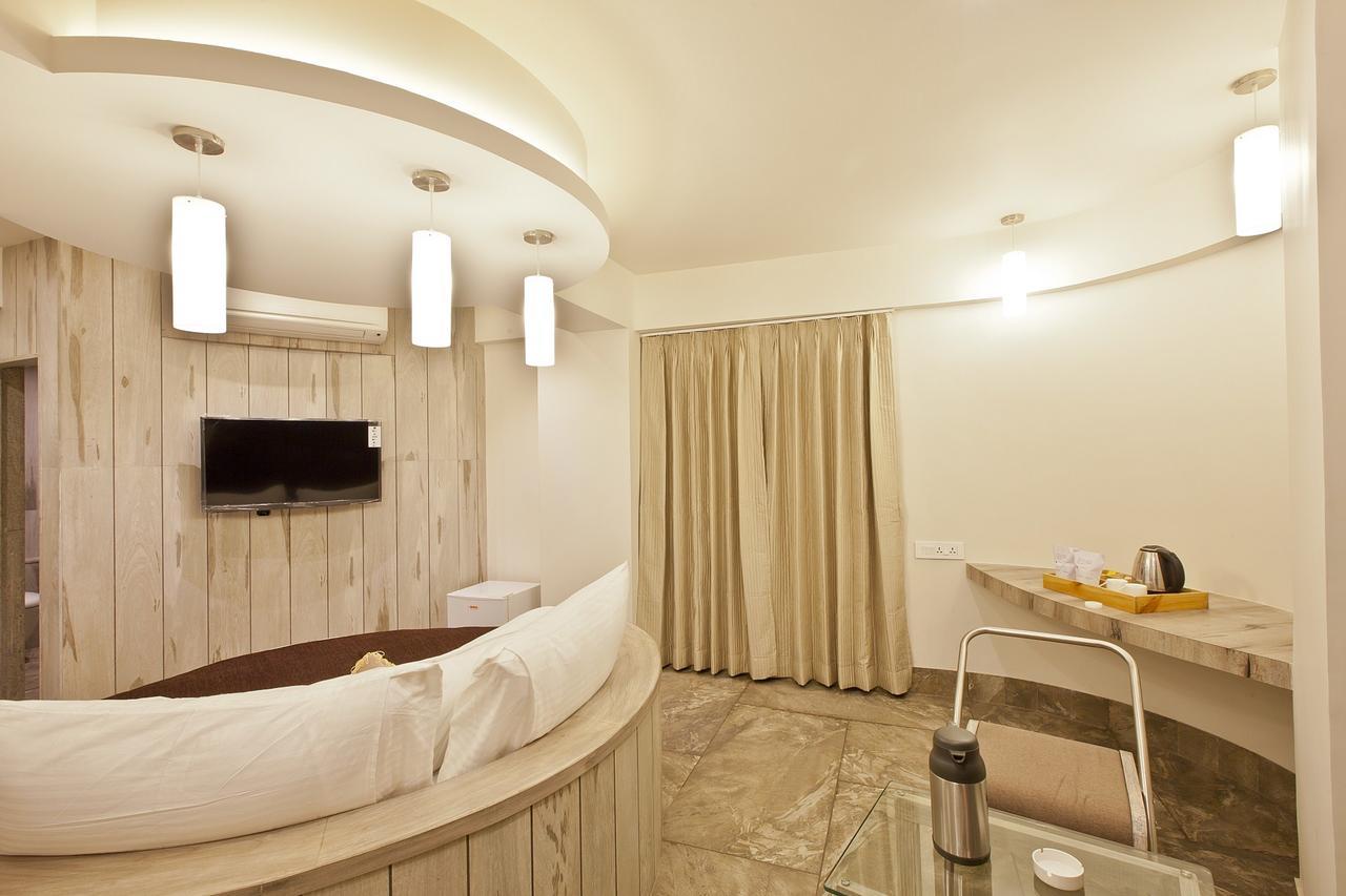 Scenaria Hotel Ahmedabad Ngoại thất bức ảnh